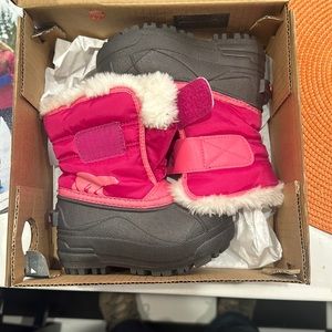 Size 7 toddler girl snow boots. Never worn outside